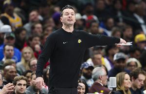 雷迪克：今晚能赢球靠的是拼劲和团队精神 拼命防守才能有机会