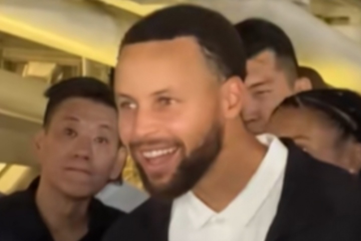 官方赛事-库里看变脸看得露出呆呆表情 还想跟演员过两招