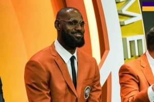 S赛直播页面-气色不错！湖人官方晒现场照：詹姆斯作为救赎之队成员入选名人堂