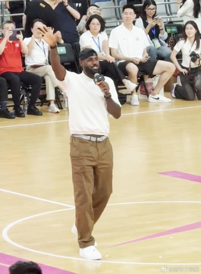 S赛直播页面-也来追星？詹密？朱俊龙现身上海交大 观看詹姆斯中国行活动